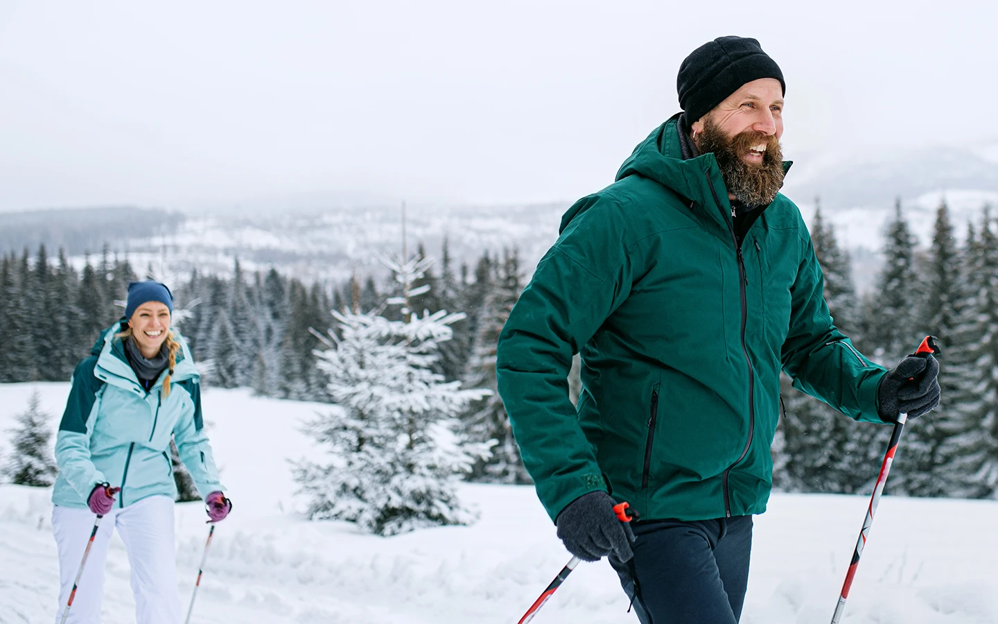 Langläufer auf der Loipe in der Nähe des Sonneck-Stüberls – sonniger Wintertag im schneesicheren Balderschwang mit perfekter Spur
